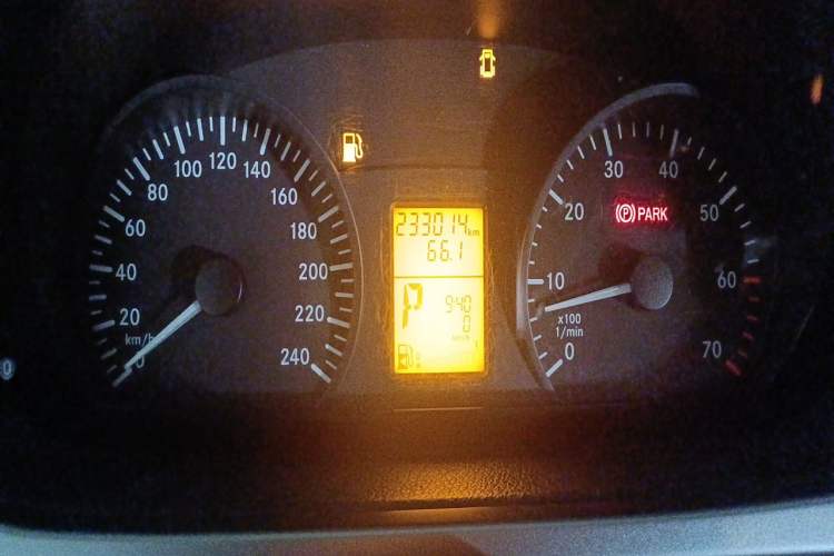 Used Mercedes-Benz Vito 2011 2.5L 7-seater executive version Odometer Close Up
