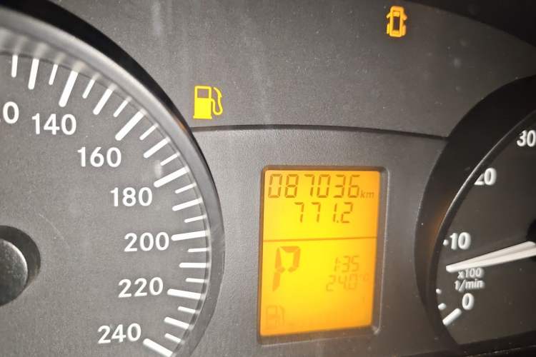 Used Mercedes-Benz Vito 2011 2.5L 7-seater executive version Odometer Close Up