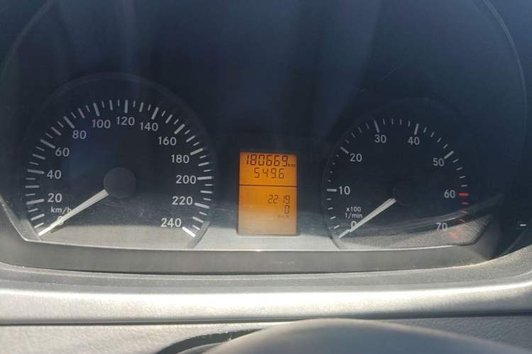 Used Mercedes-Benz Vito 2011 2.5L Elite Edition Odometer Close Up
