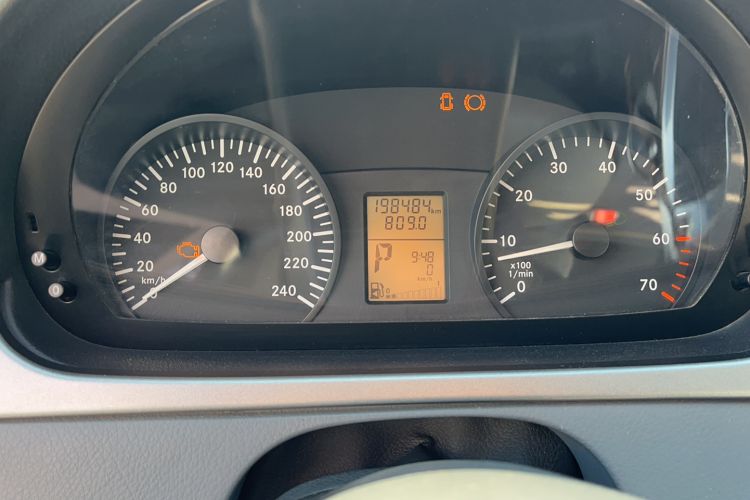 Used Mercedes-Benz Vito 2011 2.5L 7-seater executive version Odometer Close Up