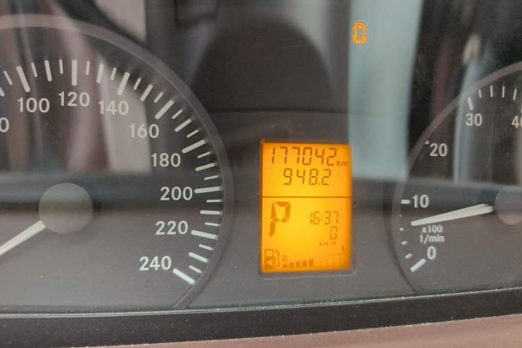 Used Mercedes-Benz Vito 2011 2.5L 7-seater executive version Odometer Close Up