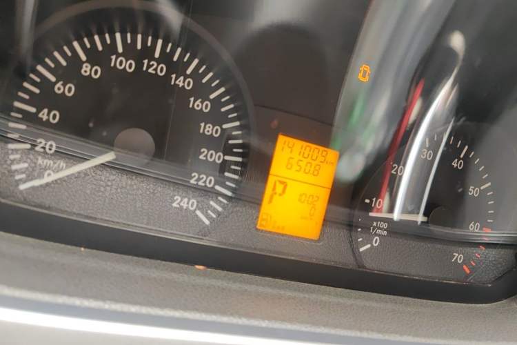 Used Mercedes-Benz Vito 2011 2.5L Elite Edition Odometer Close Up