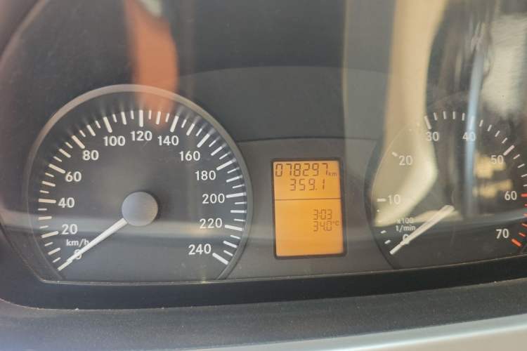 Used Mercedes-Benz Vito 2011 2.5L 7-seater executive version Odometer Close Up