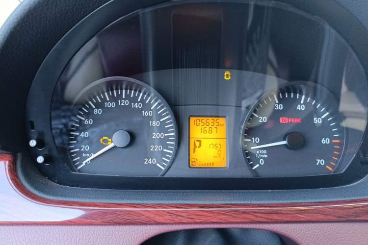 Used Mercedes-Benz Vito 2011 2.5L 7-seater executive version Odometer Close Up
