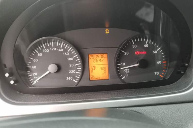Used Mercedes-Benz Vito 2011 2.5L 7-seater executive version Odometer Close Up