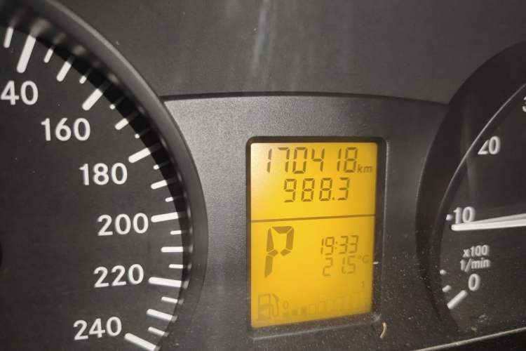 Used Mercedes-Benz Vito 2011 2.5L 7-seater executive version Odometer Close Up