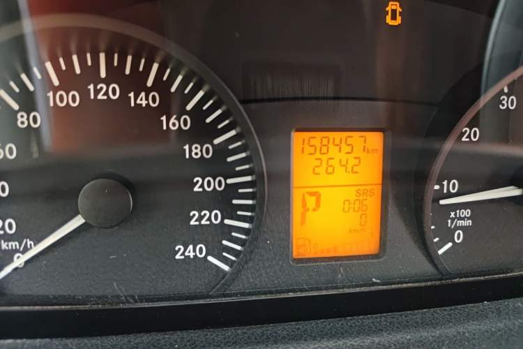Used Mercedes-Benz Vito 2011 2.5L 7-seater executive version Odometer Close Up