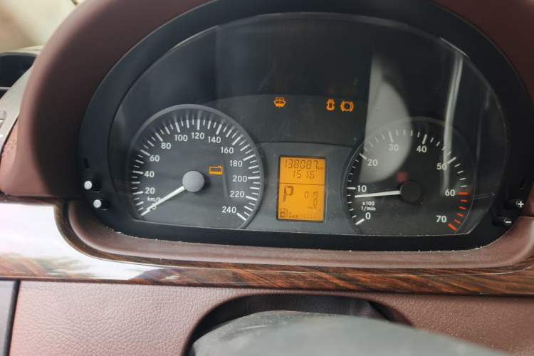 Used Mercedes-Benz Vito 2011 2.5L 7-seater executive version Odometer Close Up