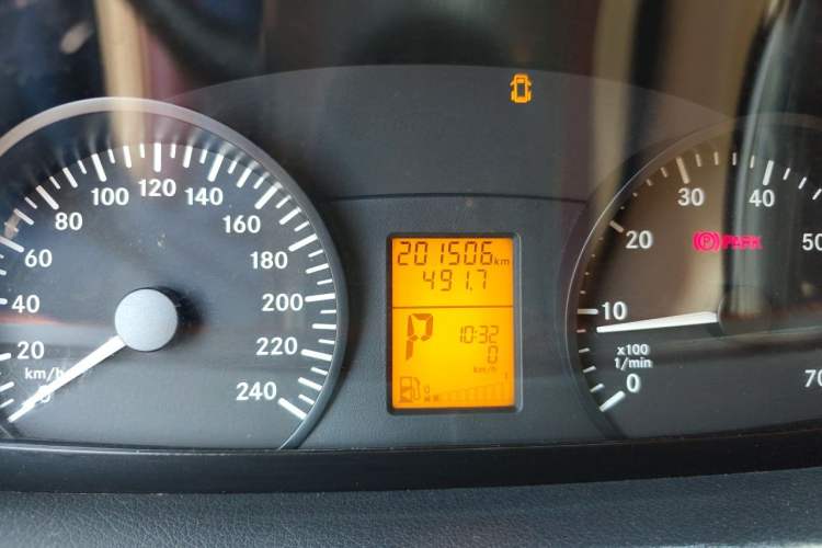 Used Mercedes-Benz Vito 2011 2.5L 7-seater executive version Odometer Close Up