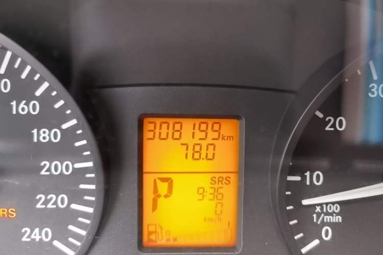 Used Mercedes-Benz Vito 2011 2.5L Elite Edition Odometer Close Up