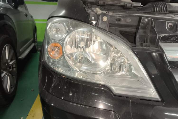 Used Mercedes-Benz Vito 2011 2.5L 7-seater executive version Right Front Headlight