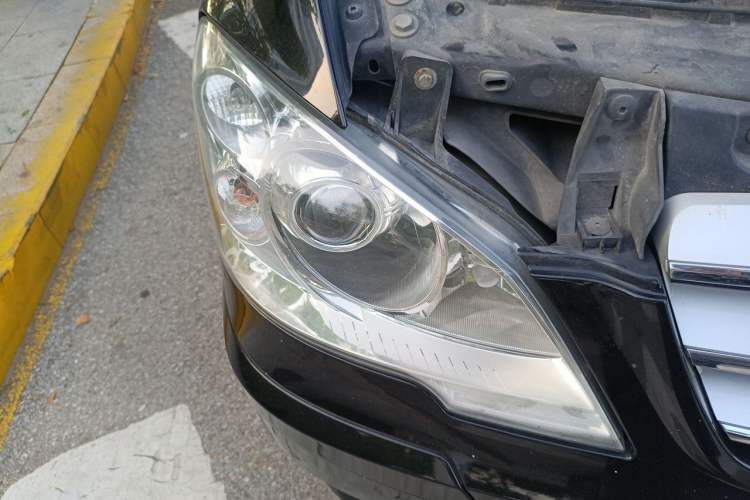 Used Mercedes-Benz Vito 2011 2.5L 7-seater executive version Right Front Headlight