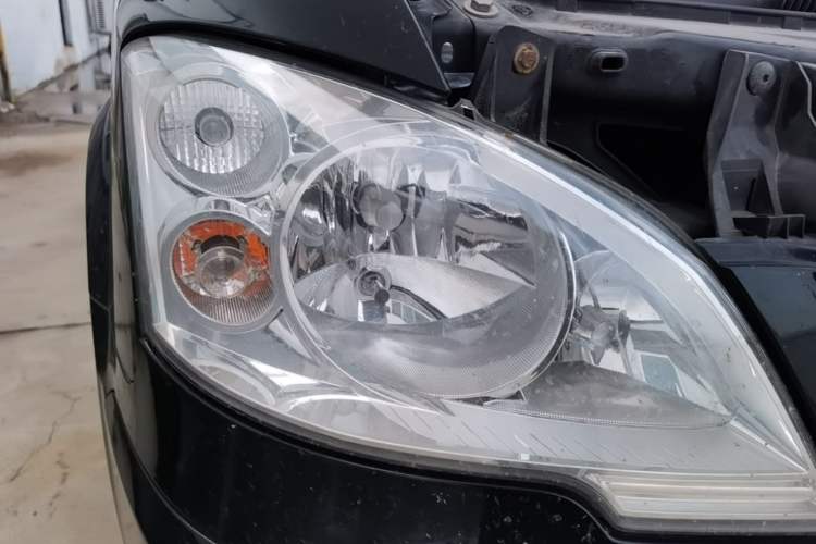 Used Mercedes-Benz Vito 2011 2.5L Elite Edition Right Front Headlight