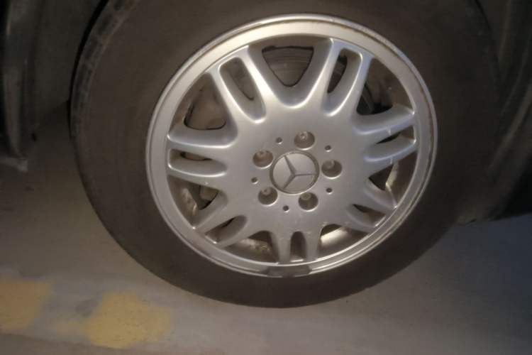 Used Mercedes-Benz Vito 2011 2.5L 7-seater executive version Right Front Wheel Hub