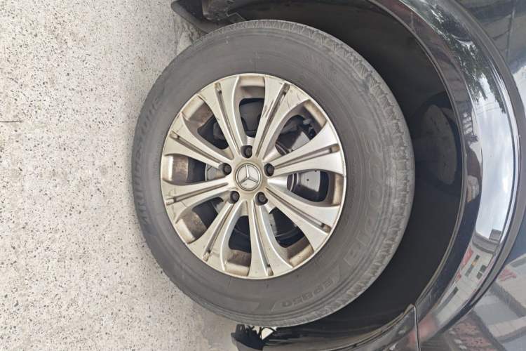 Used Mercedes-Benz Vito 2011 2.5L 7-seater executive version Right Front Wheel Hub