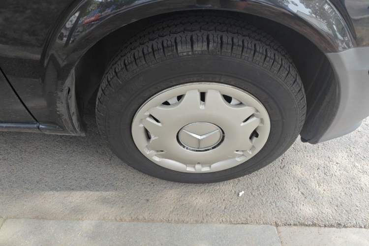 Used Mercedes-Benz Vito 2011 2.5L Elite Edition Right Front Wheel Hub