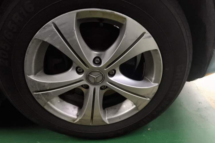 Used Mercedes-Benz Vito 2011 2.5L 7-seater executive version Right Front Wheel Hub