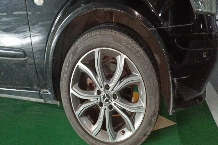 Used Mercedes-Benz Vito 2011 2.5L 7-seater executive version Right Front Wheel Hub