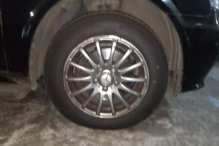 Used Mercedes-Benz Vito 2011 2.5L 7-seater executive version Right Front Wheel Hub