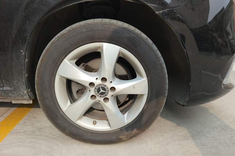 Used Mercedes-Benz Vito 2011 2.5L 7-seater executive version Right Front Wheel Hub