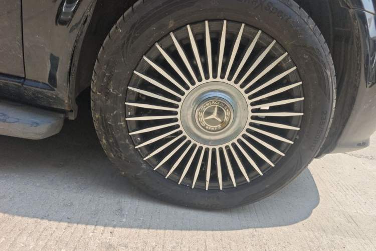 Used Mercedes-Benz Vito 2011 2.5L 7-seater executive version Right Front Wheel Hub