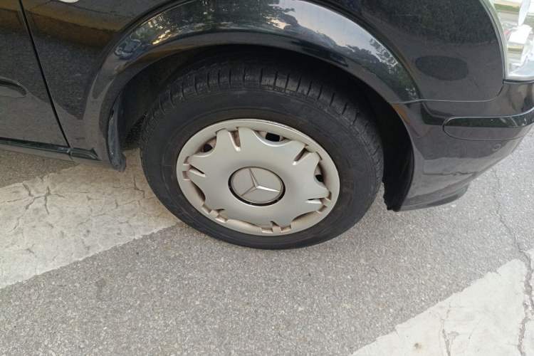 Used Mercedes-Benz Vito 2011 2.5L 7-seater executive version Right Front Wheel Hub