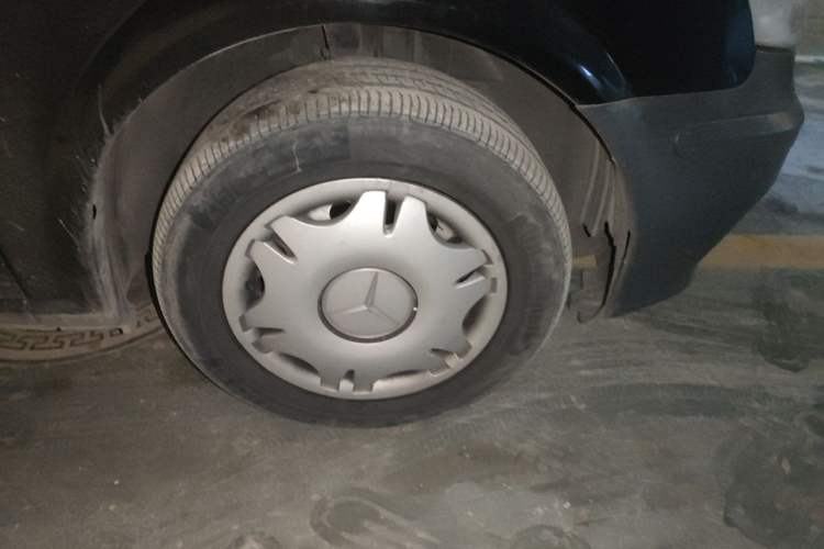 Used Mercedes-Benz Vito 2011 2.5L 7-seater executive version Right Front Wheel Hub