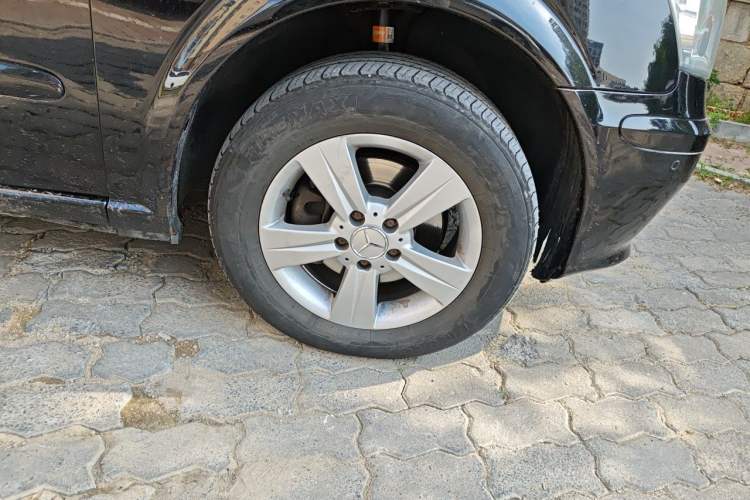 Used Mercedes-Benz Vito 2011 2.5L 7-seater executive version Right Front Wheel Hub