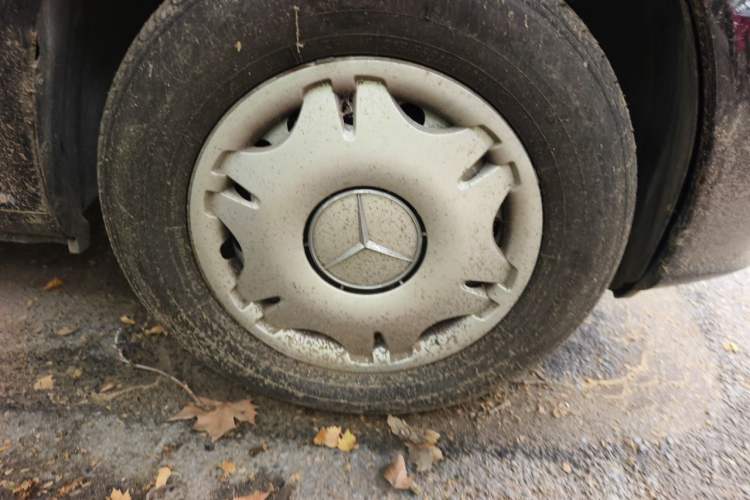 Used Mercedes-Benz Vito 2011 2.5L 7-seater executive version Right Front Wheel Hub