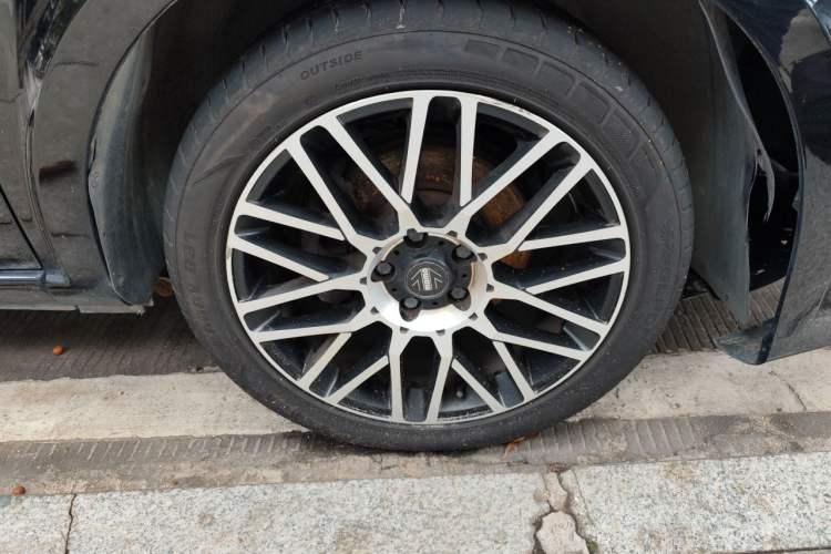 Used Mercedes-Benz Vito 2011 2.5L 7-seater executive version Right Front Wheel Hub