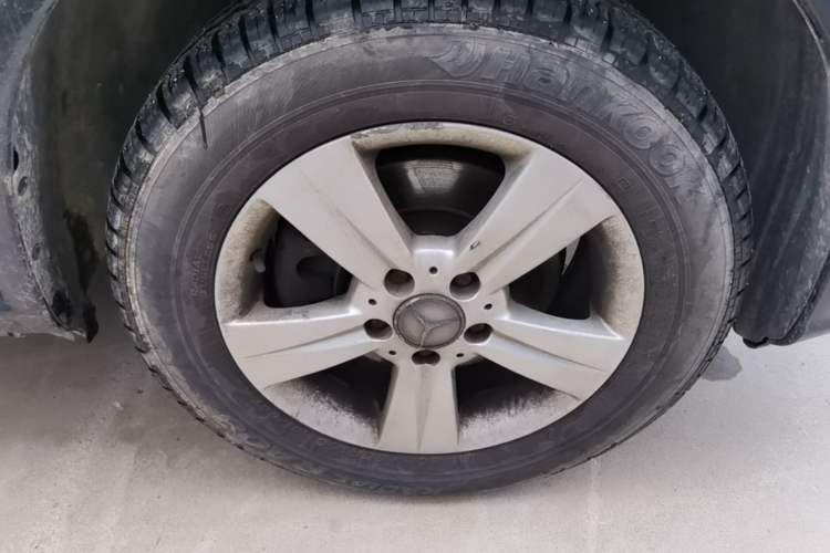 Used Mercedes-Benz Vito 2011 2.5L Elite Edition Right Front Wheel Hub