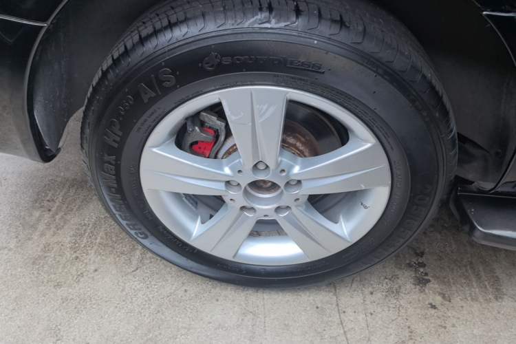 Used Mercedes-Benz Vito 2011 2.5L 7-seater executive version Right Rear Wheel Hub