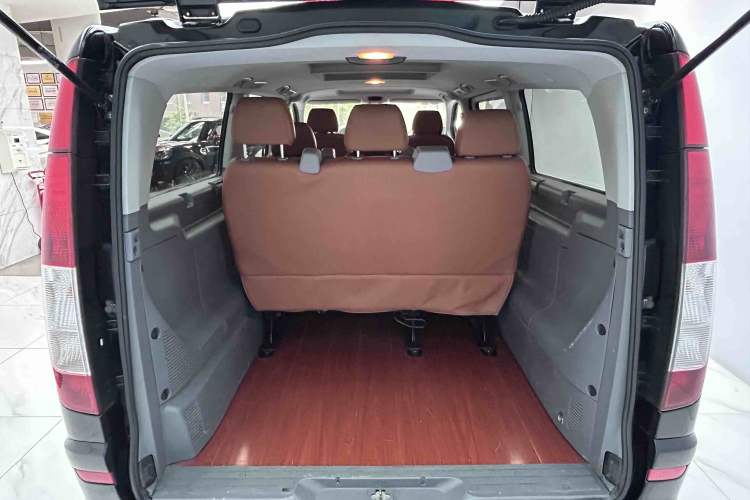 Used Mercedes-Benz Vito 2011 2.5L 7-seater executive version Trunk