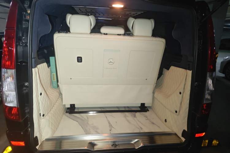 Used Mercedes-Benz Vito 2011 2.5L 7-seater executive version Trunk