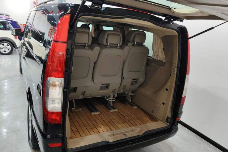 Used Mercedes-Benz Vito 2011 2.5L 7-seater executive version Trunk
