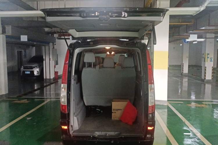 Used Mercedes-Benz Vito 2011 2.5L 7-seater executive version Trunk