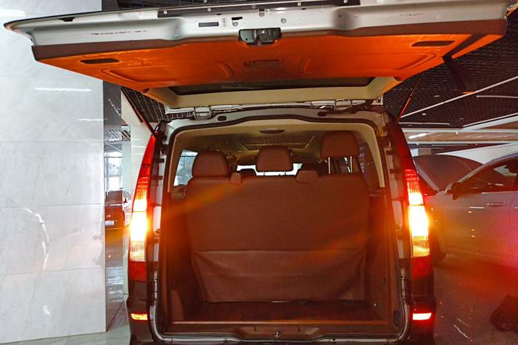 Used Mercedes-Benz Vito 2011 2.5L 7-seater executive version Trunk