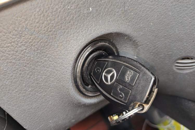 Used Mercedes-Benz Vito 2011 2.5L 7-seater executive version Vehicle Key