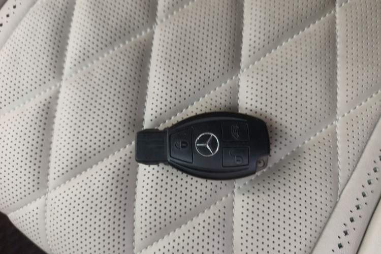 Used Mercedes-Benz Vito 2011 2.5L 7-seater executive version Vehicle Key