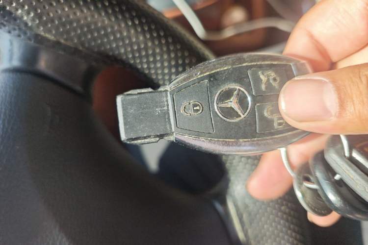 Used Mercedes-Benz Vito 2011 2.5L 7-seater executive version Vehicle Key