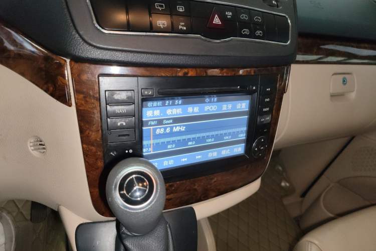 Used Mercedes-Benz Vito 2011 2.5L 7-seater executive version Audio And AC Panel