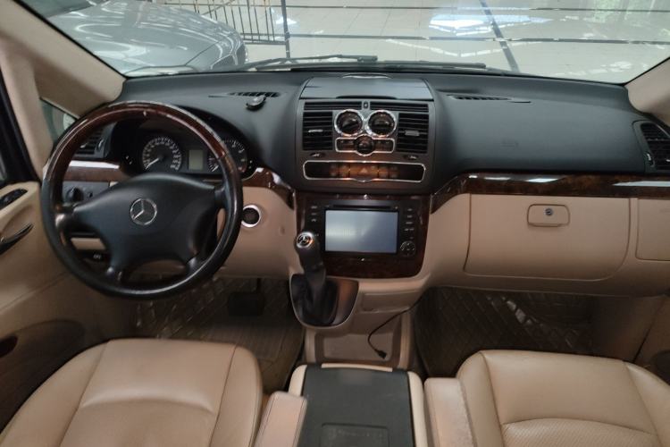 Used Mercedes-Benz Vito 2011 2.5L 7-seater executive version Center Console