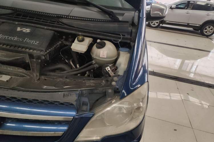 Used Mercedes-Benz Vito 2011 2.5L 7-seater executive version Engine Bay Left
