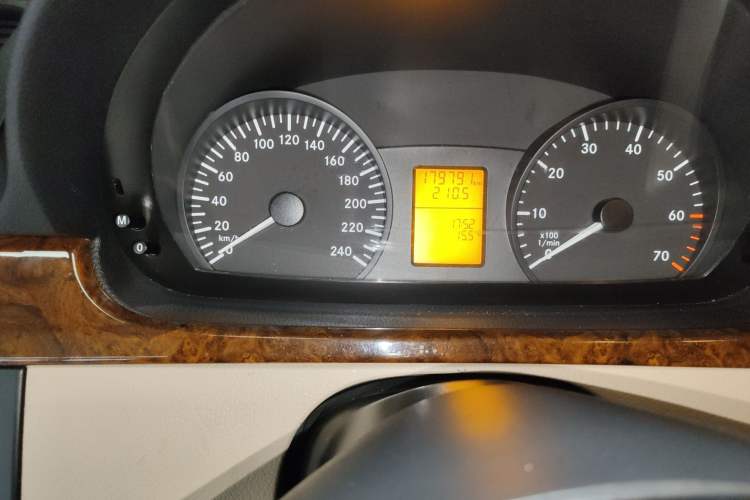 Used Mercedes-Benz Vito 2011 2.5L 7-seater executive version Odometer Close Up