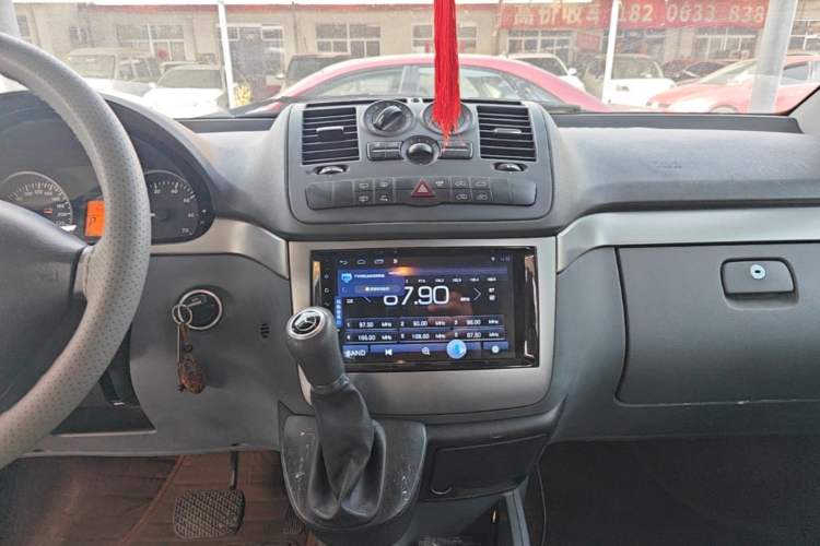 Used Mercedes-Benz Vito 2011 2.5L 7-seater executive version Audio And AC Panel