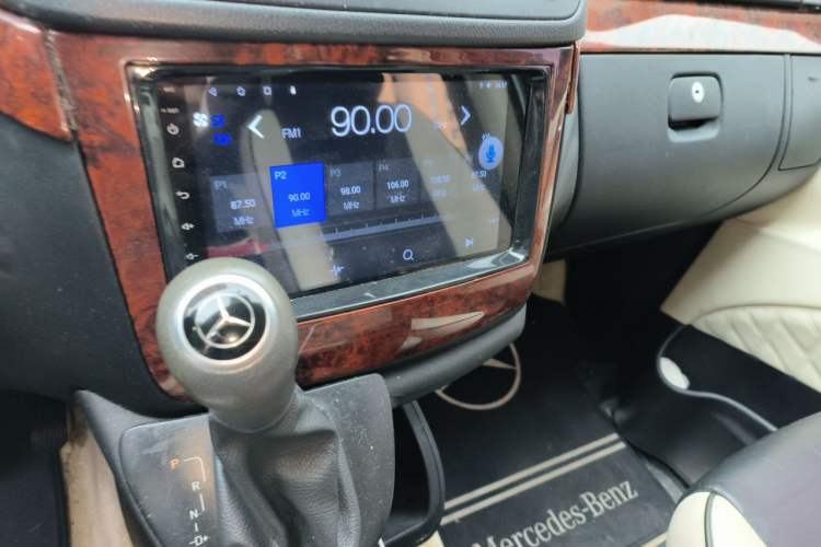 Used Mercedes-Benz Vito 2011 2.5L 7-seater executive version Audio And AC Panel