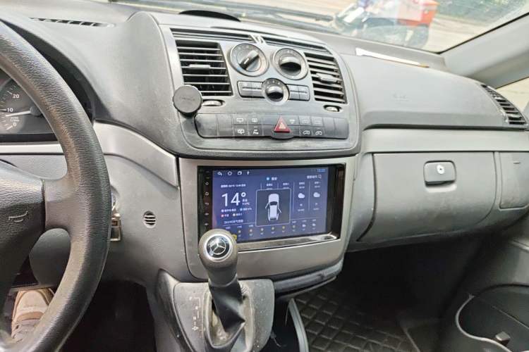 Used Mercedes-Benz Vito 2011 2.5L 7-seater executive version Audio And AC Panel
