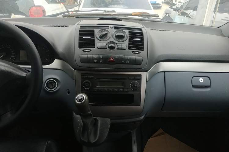 Used Mercedes-Benz Vito 2011 2.5L 7-seater executive version Audio And AC Panel