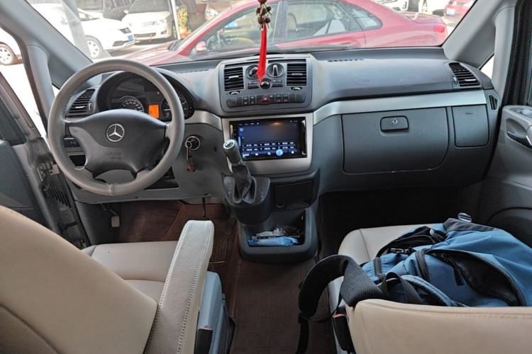 Used Mercedes-Benz Vito 2011 2.5L 7-seater executive version Center Console