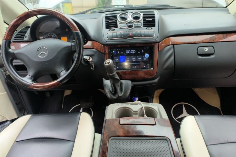 Used Mercedes-Benz Vito 2011 2.5L 7-seater executive version Center Console